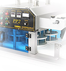 um close-up da máquina automática de filmagem e prensagem PP-2